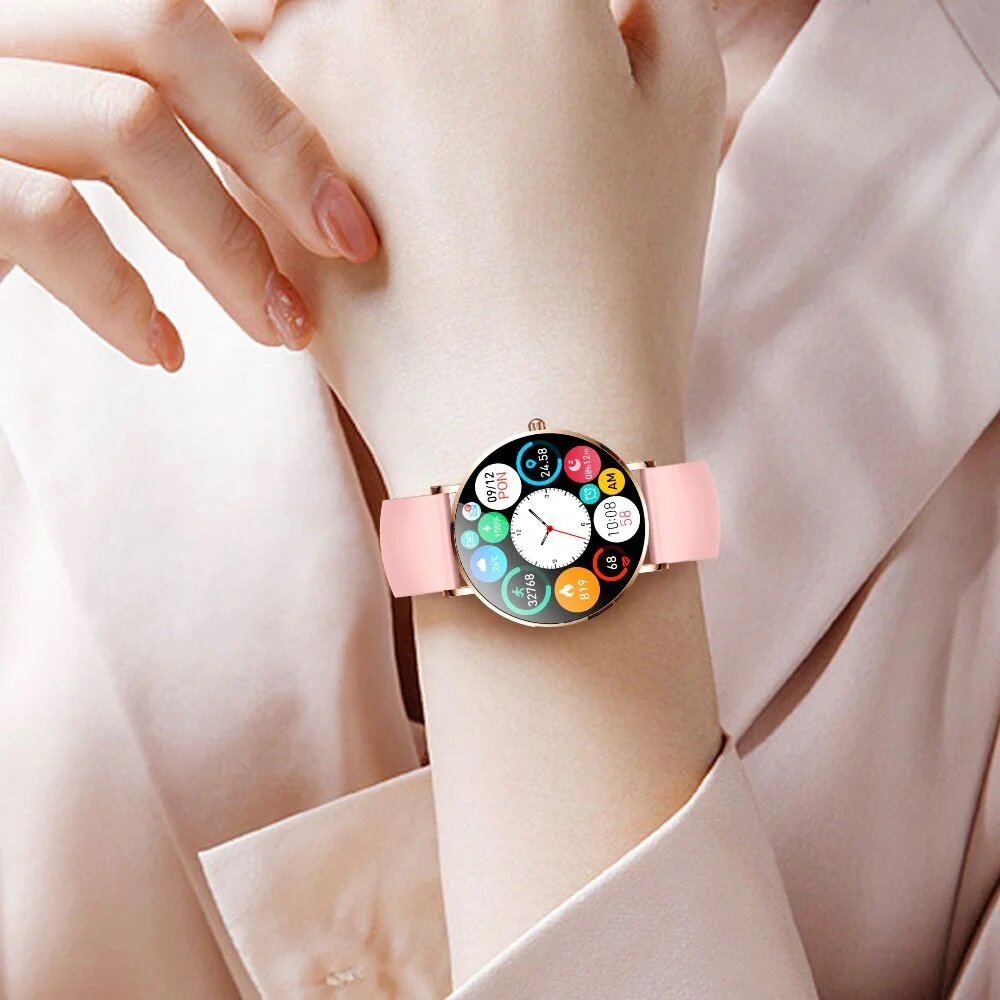 Smartwatch Manta Alexa różowy zbliżenie za zegarek znajdujący się na ręce kobiety