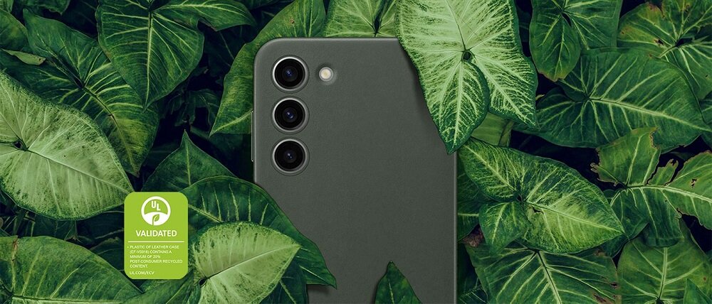 Etui Samsung Leather Case EF-VS911LAEGWW widok na tylny aparat smartfona leżącego między liśćmi