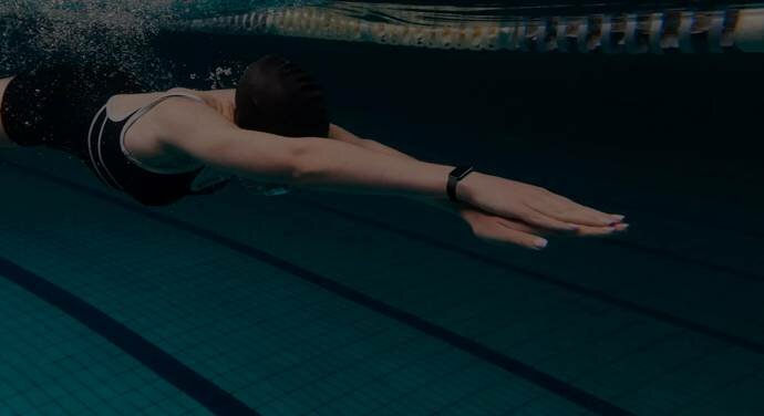 Smartwatch Blackview R5 różowy na ręku podczas pływania