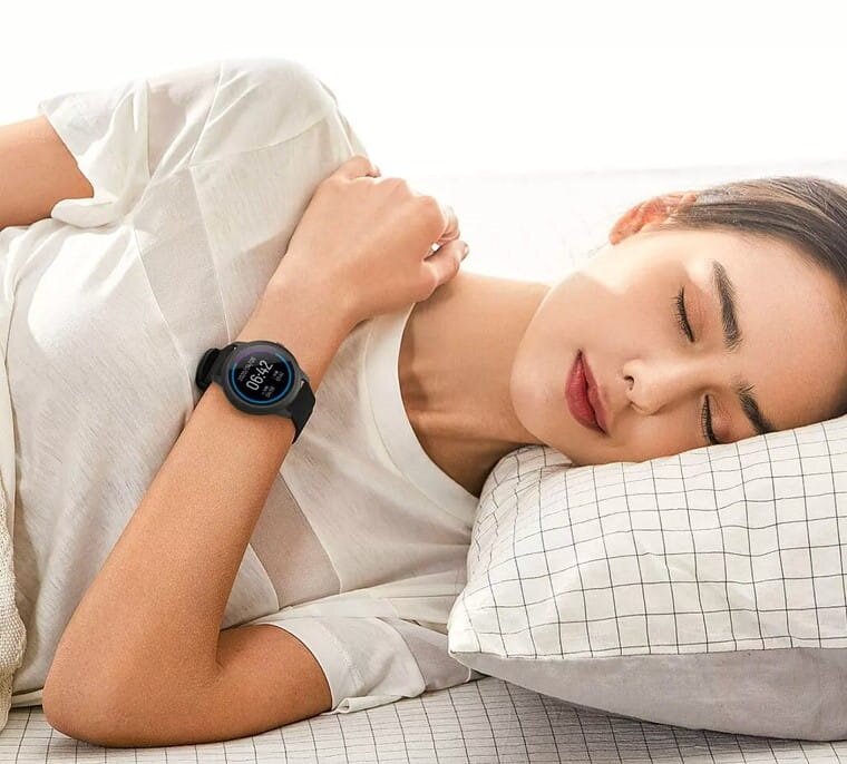 Smartwatch Garett Haylou LS05 czarny widok z frontu na śpiącą kobietę na boku z zegarkiem na nadgarstku