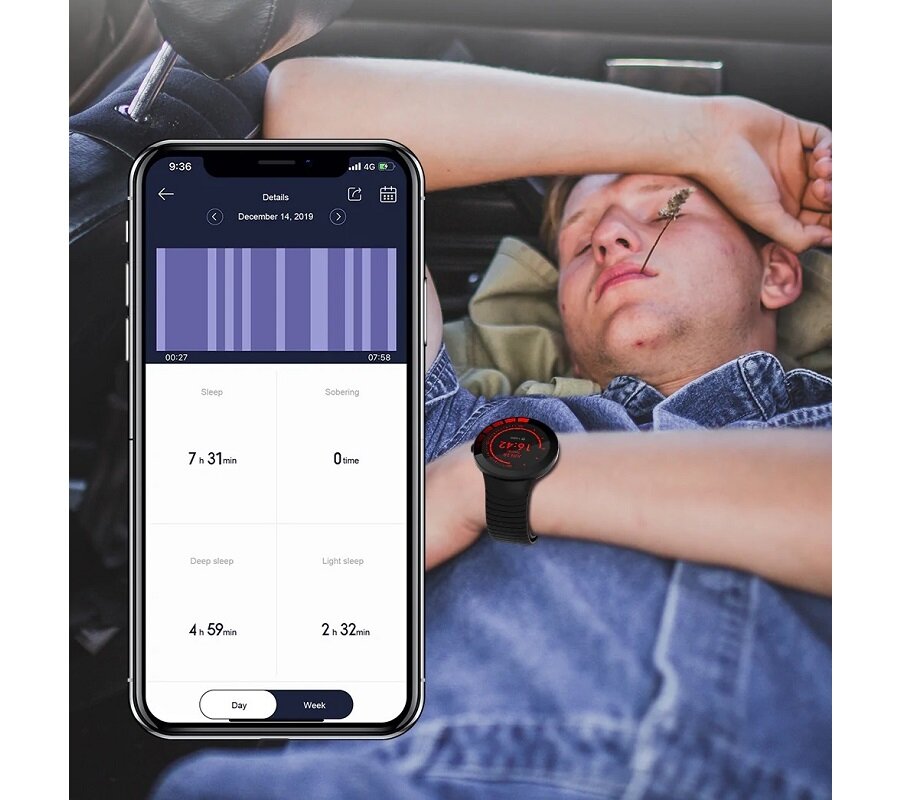 Smartwatch Kumi GT2 KU-GT2/BK widok na smartwatcha na nadgarstku śpiącego mężczyzny oraz na ekran smartfona od frontu