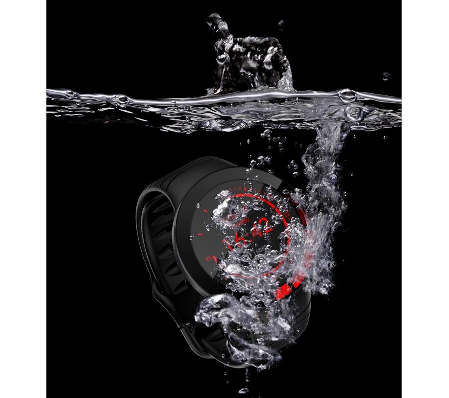 Smartwatch Kumi GT2 KU-GT2/BK widok na smartwatcha pod wodą pod skosem w lewo