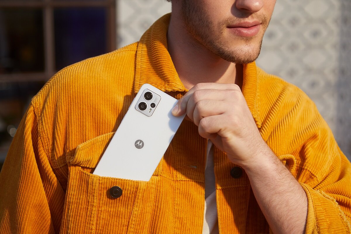 Smartfon Motorola Moto G23 widok na tył smartfona wyciąganego z kieszeni