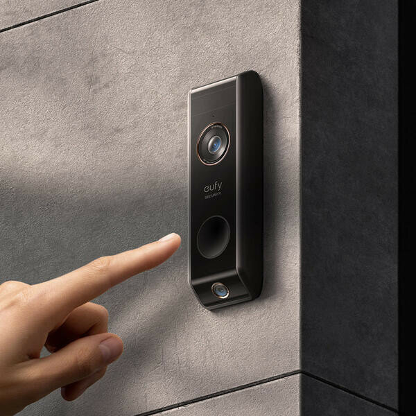 Wideomofon Eufy video doorbell dual z kamerą 2K frontem na ścianie