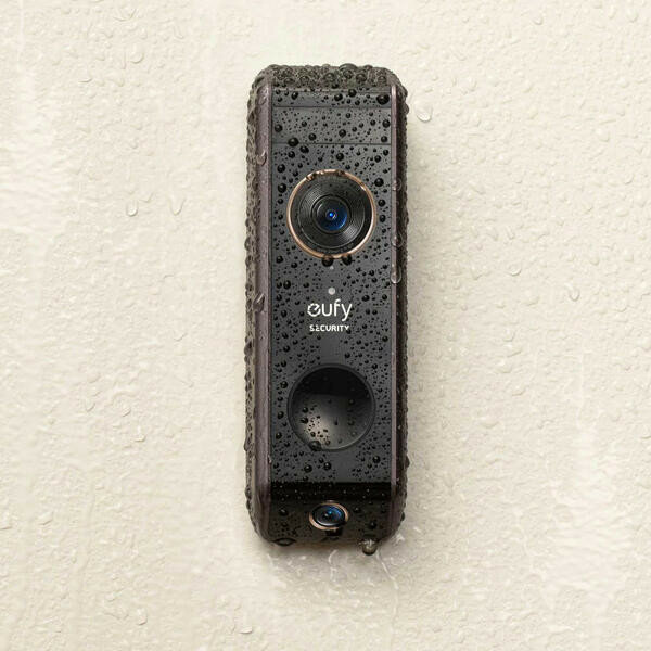 Wideomofon Eufy video doorbell dual z kamerą 2K frontem podczas deszczu