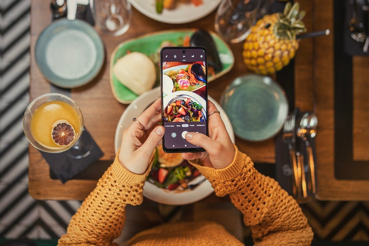 Smartfon Motorola Moto G73 5G 8/256GB podczas robienia zdjęcia jedzenia