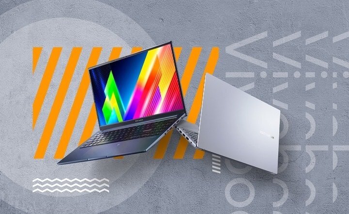 Laptop Asus VivoBook 15X OLED D1503QA-L1176W widok na granatowego laptopa pod skosem w lewo oraz pokrywę matrycy srebrnego laptopa pod skosem w prawo