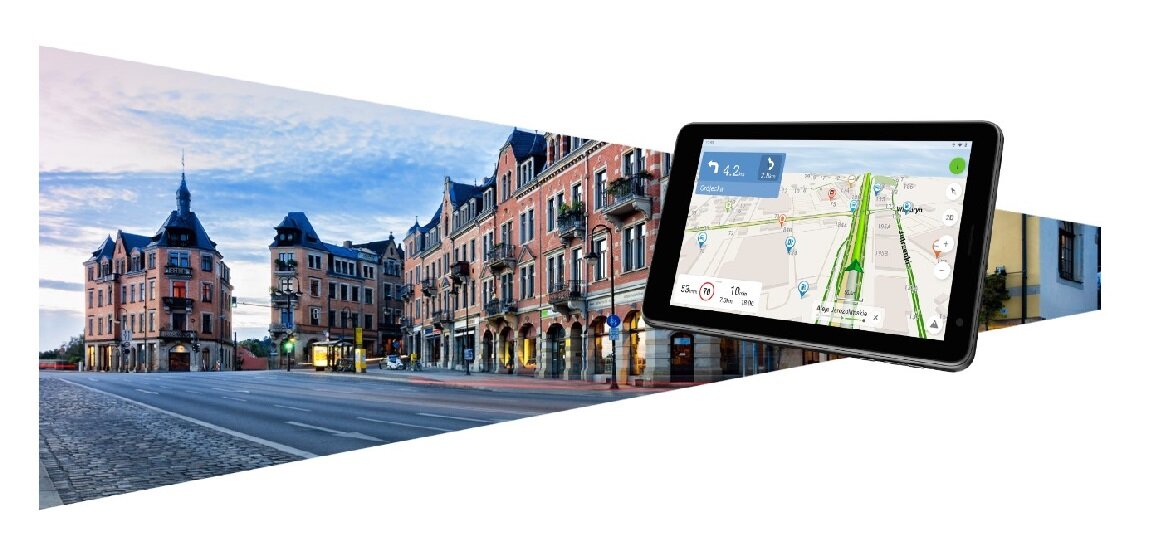 Tablet nawigacyjny Navitel T787 4G widok na włączone nawigację w poziomie a w tle zabytkowe kamienice miasta