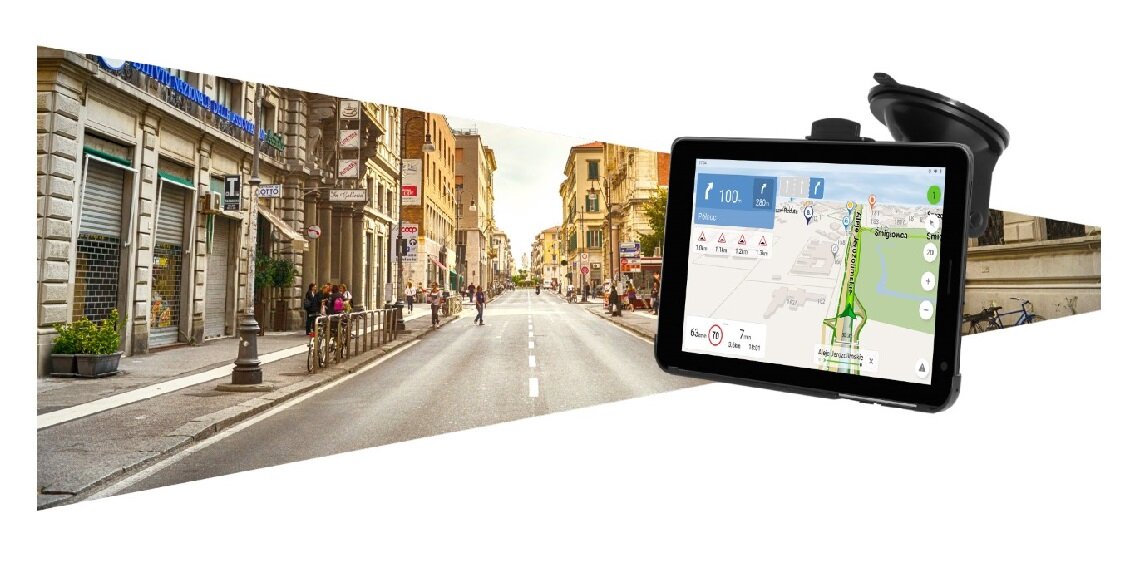 Tablet nawigacyjny Navitel T787 4G widok na włączoną nawigację w uchwycie samochodowym a w tle widok na ulicę zabytkowego miasta