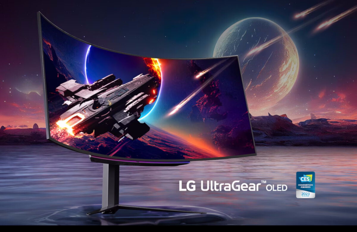 Monitor LG UltraGear 45GR95QE-B 44.5 grafika przedstawia monitor z włączonym ekranem na tle wody gór oraz księżyca