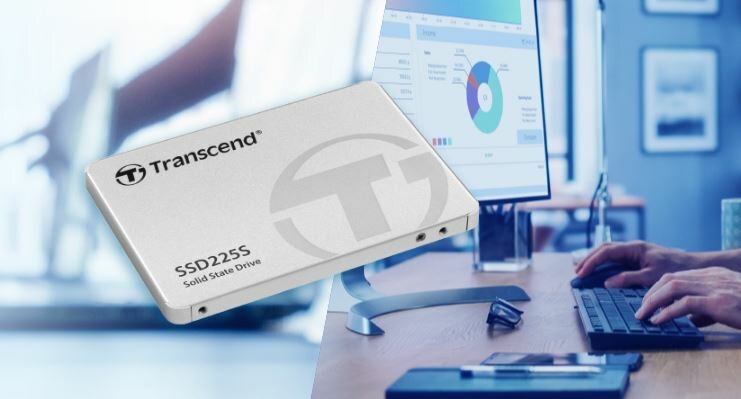 Dysk SSD Transcend SSD225S 2.5” 1TB widok dysku na tle biurka z monitorem
