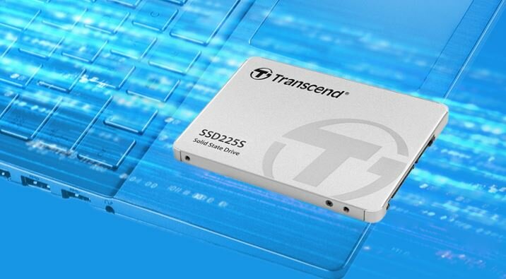 Dysk SSD Transcend SSD225S 2.5” 1TB widok dysku na tle klawaiatury laptopa