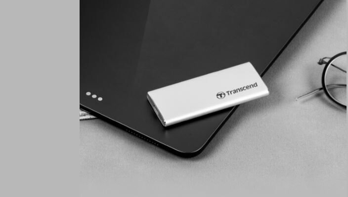 Dysk SSD Transcend ESD260C 1TB srebrny dysk na laptopie