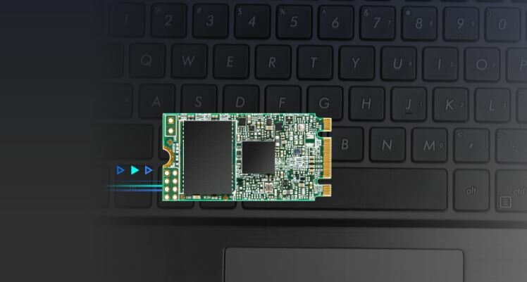 Dysk SSD Transcend MTS425S 250GB M.2 SATA III widok dysku na klawiaturze laptopa