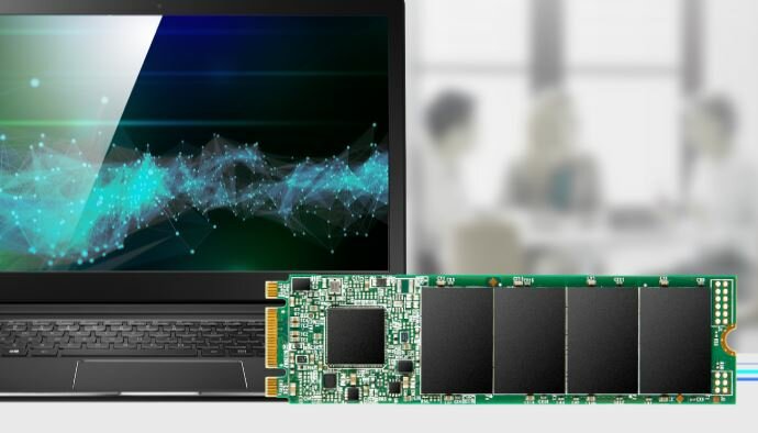 Dysk SSD Transcend MTS825S 500GB M.2 dysk na tle laptopa
