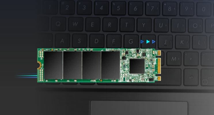 Dysk SSD Transcend MTS825S 500GB M.2 dysk na tle klawiatury od laptopa