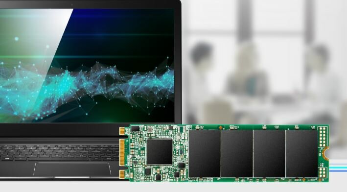 Dysk SSD Transcend MTS825S 1 TB M.2 dysk na tle laptopa