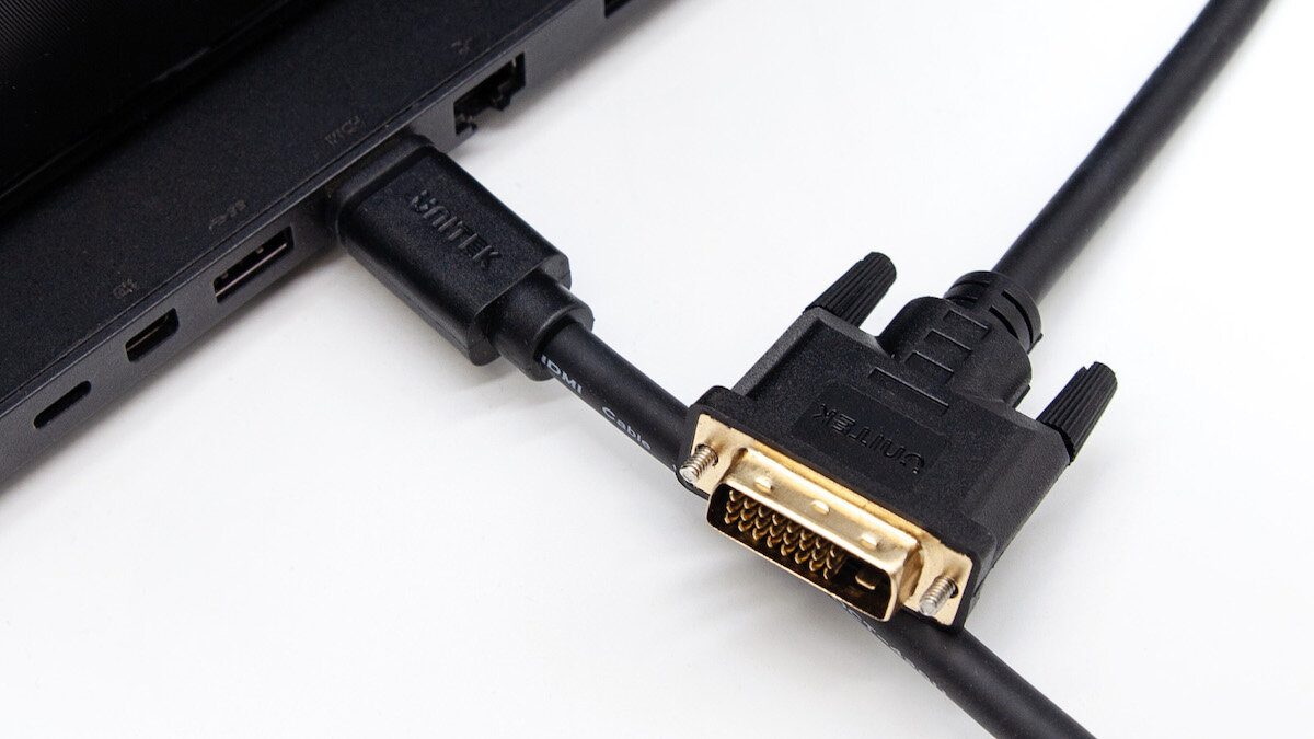 Kabel Unitek C1271BK-2M HDMI-DVI podłączony do komputera