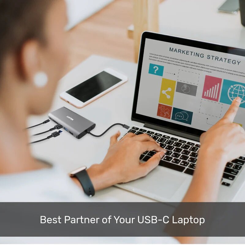 Hub USB Unitek D1019B USB-C podłączony do laptopa na biurku