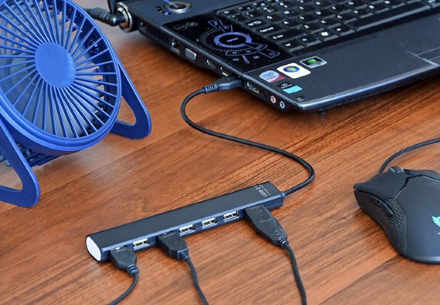 Hub USB Gembird UHB-U2P7-04 7-portowy leżący na biurku podłączony do notebooka