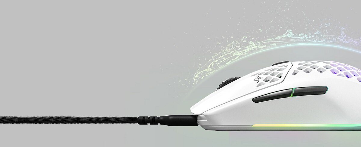 Mysz SteelSeries Aerox 3 (2022) biała ochlapana wodą na białym tle