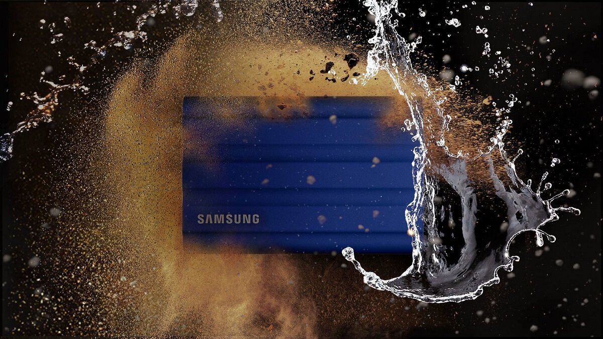 Dysk SSD Samsung Shield T7 4TB czarny  widok dysku w piasku i wodzie