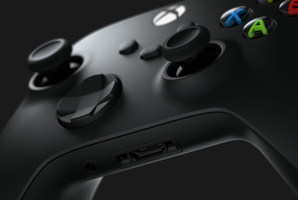 Kontroler Microsoft Xbox Series X carbon czarny widok kontrolera od strony złącza audio na czarnym tle
