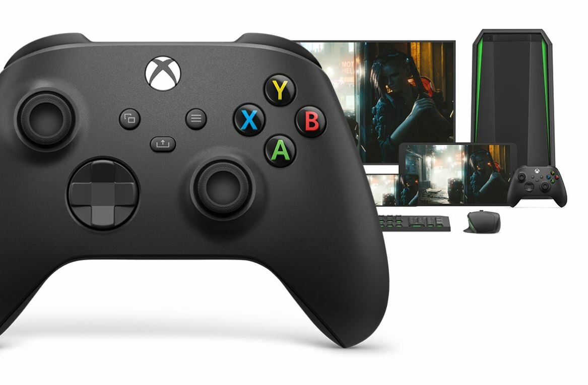 Kontroler Microsoft Xbox Series X carbon czarny kontroler na tle monitora, konsoli, klawiatury i myszki