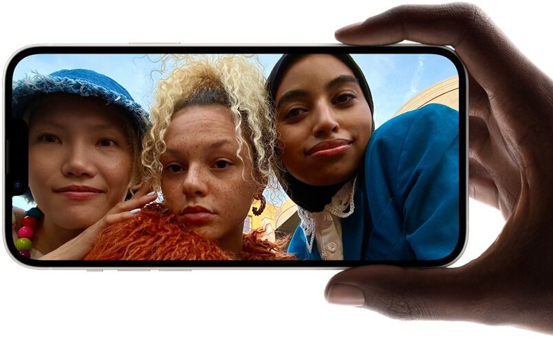 Smartfon Apple iPhone 14 MR3X3PX/A widok na ekran smartfona trzymanego w dłoni w pozycji poziomej w trakcie robienia selfie