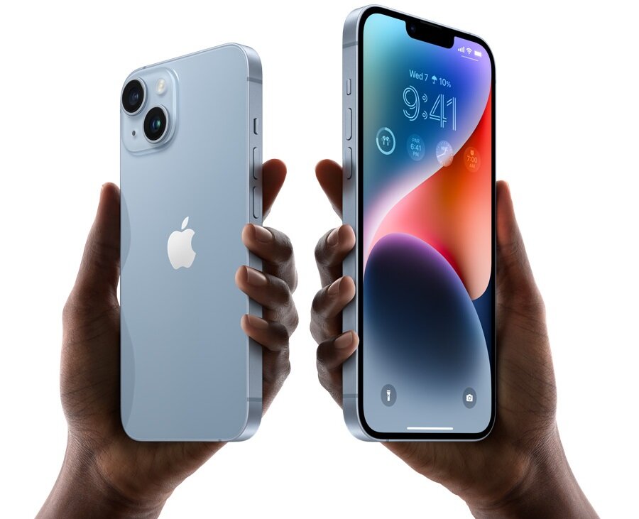 Smartfon Apple iPhone 14 MR513PX/A widok na dwa niebieskie smartfony trzymane w dłoniach pod skosem