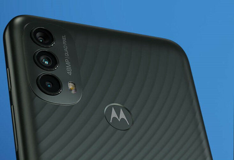 Smartfon Motorola moto e40 widok na 3 kamery znajdujące się w telefonie z tyłu