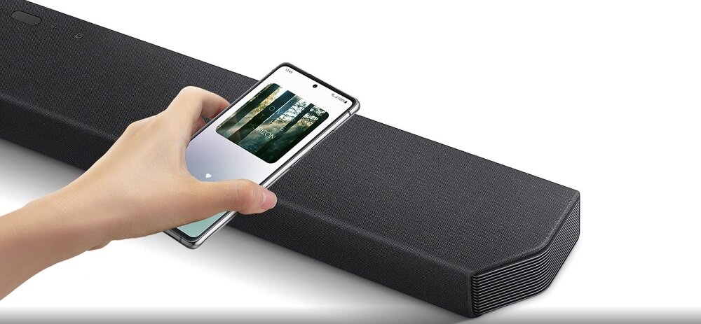Soundbar Samsung HW-Q900A/EN widok na telefon przyłożony do soundbara leżącego pod skosem