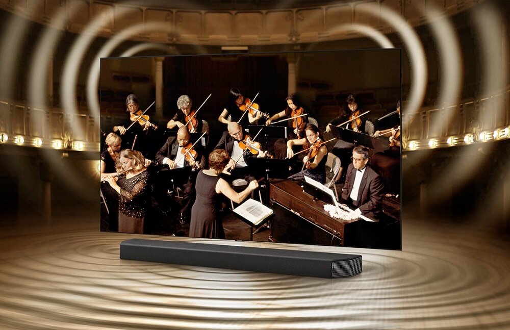 Soundbar Samsung HW-Q900A/EN widok na soundbara pod telewizorem pod skosem w lewo