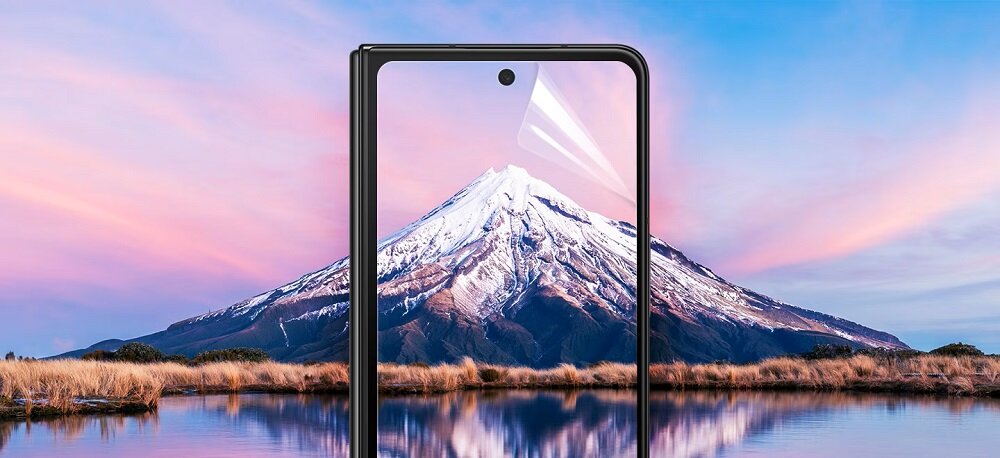 Folia ochronna Samsung EF-UF93PCTEGWW widok na smartfona od frontu na tle góry i jeziora