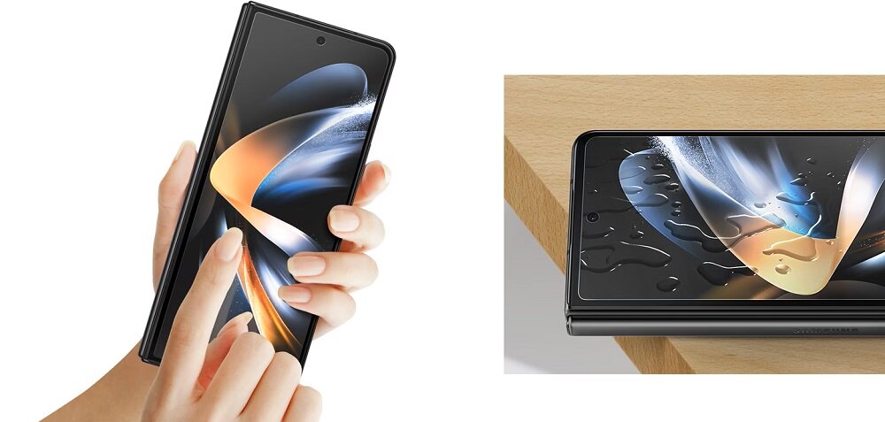 Folia ochronna Samsung EF-UF93PCTEGWW widok na smartfona trzymanego w dłoniach pod skosem w prawo oraz na smartfona leżącego na rogu stołu z ochlapanym wodą ekranem