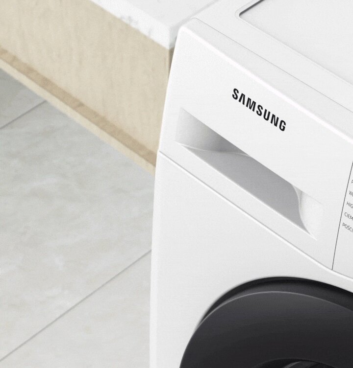 Pralka Samsung WW90T4020EE Biała w łazience z logiem samsung na szufladzie