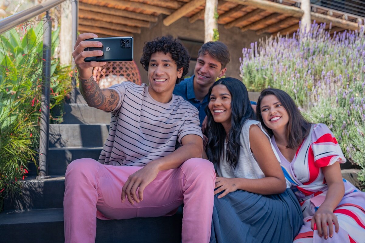 Smartfon Motorola moto G72 używany przez grupę ludzi do wspólnego selfie