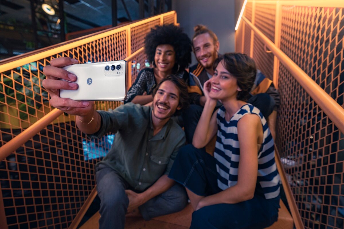 Smartfon Motorola Moto G82 5G 6/128GB White Lily ludzie robiący selfie