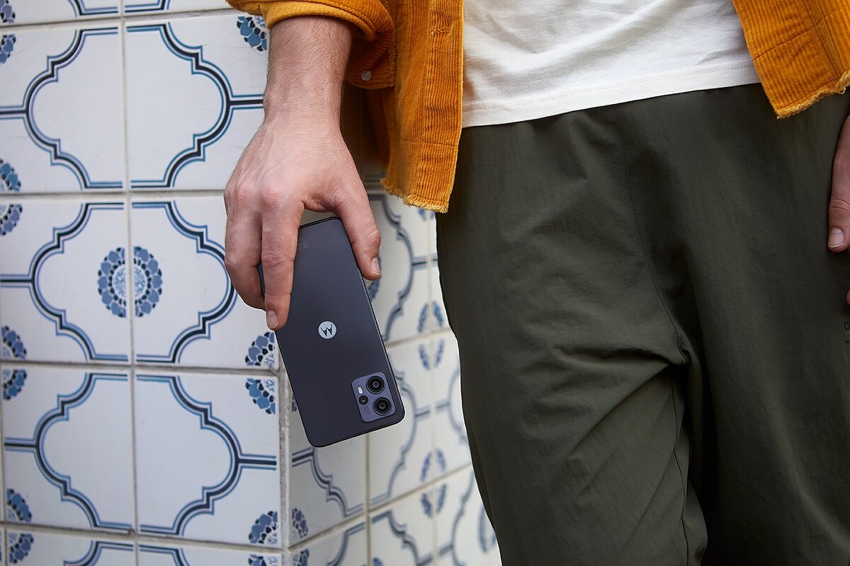 Smartfon Motorola moto g23 4/128GB grafitowy widok na telefon trzymany w ręku od tyłu