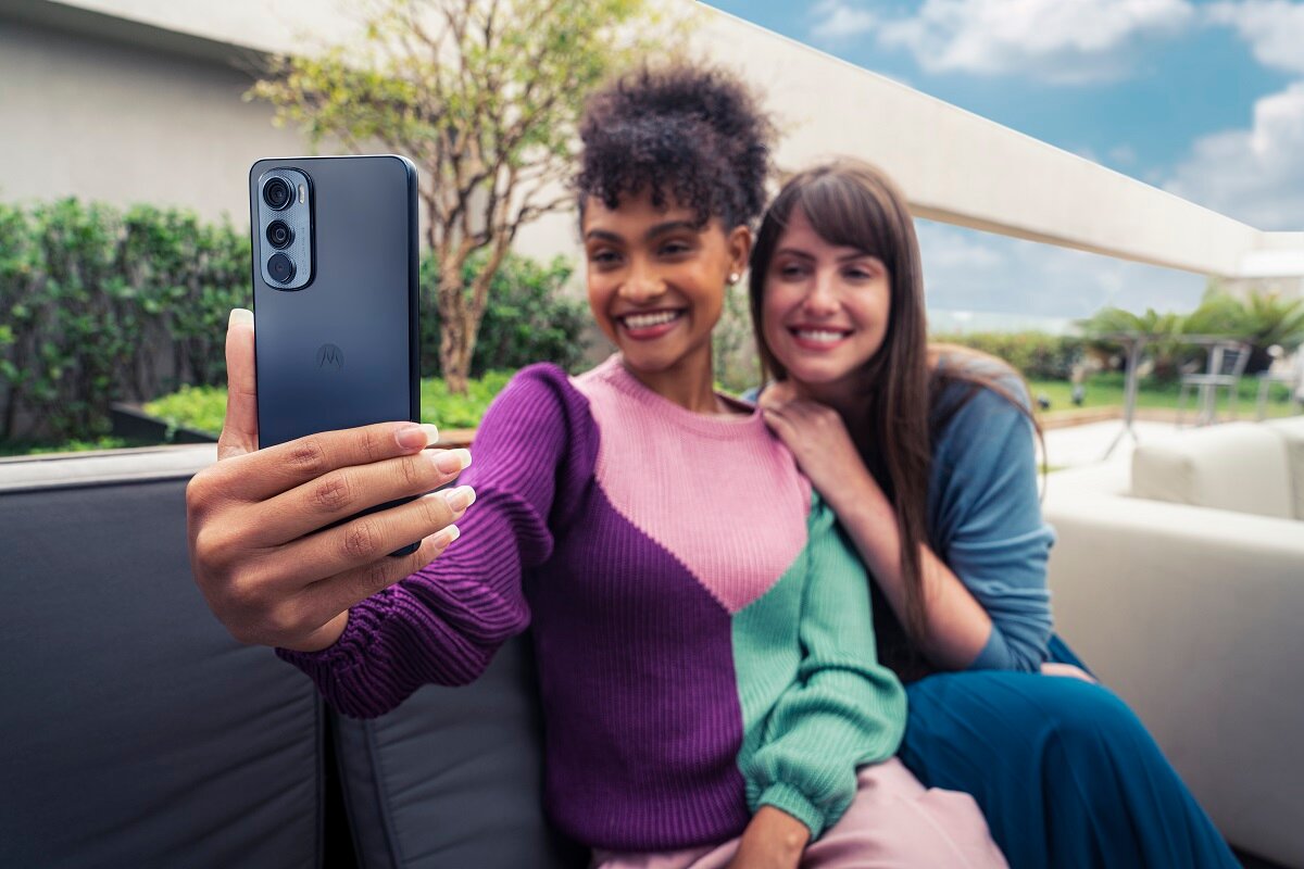 Smartfon Motorola edge 30 8/128GB Meteor Grey dwie kobiety robiące zdjęcie selfie