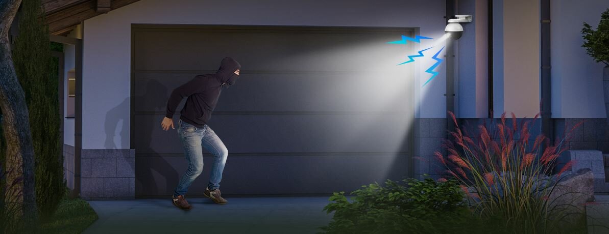 Kamera Ezviz C8W Pro 2K złodziej skradający się w nocy pod dom