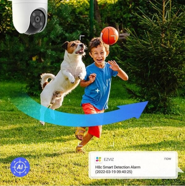 Kamera Ezviz H8c 1080p kadr z kamery z bawiącym się dzieckiem i psem