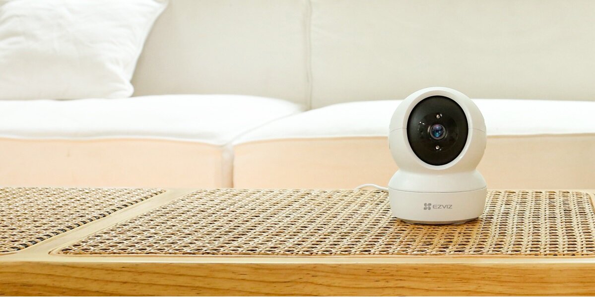 Kamera domowa Ezviz H6C 1080p od frontu na stole w pokoju