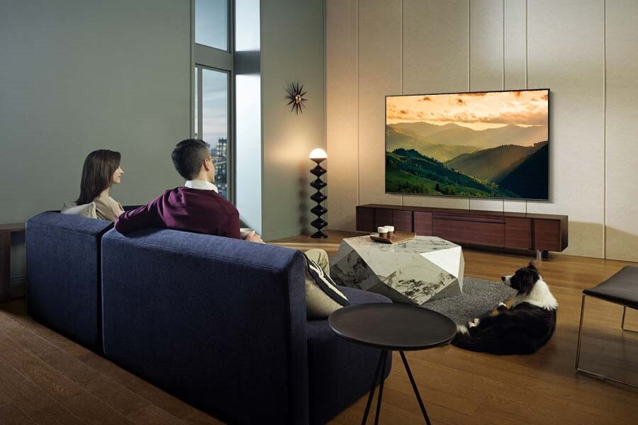 Telewizor Samsung Q67C QLED 4K widok na parę siedzącą przed telewizorem