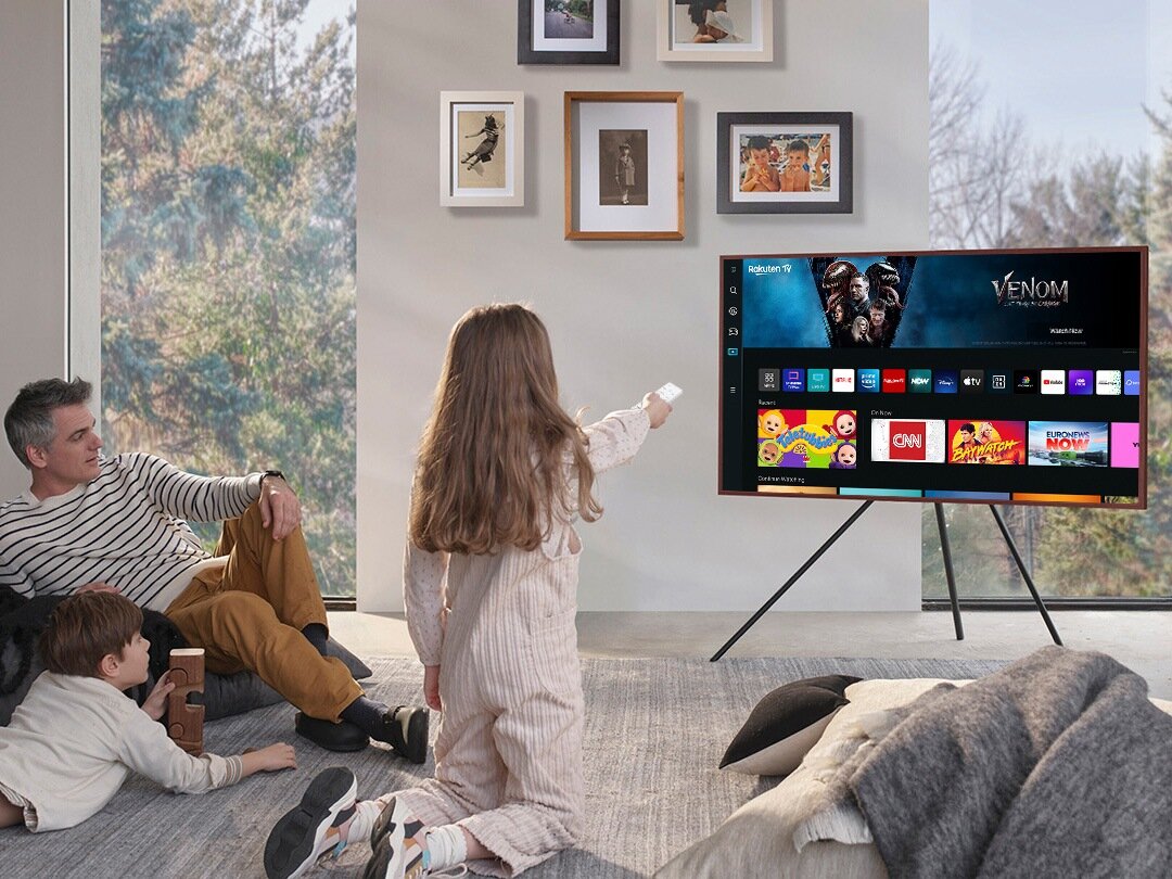 Telewizor Samsung QE50LS03BGUXXH The Frame 50 cali QLED 4K Smart grafika przedstawiająca rodzinę oglądajacą telewizję