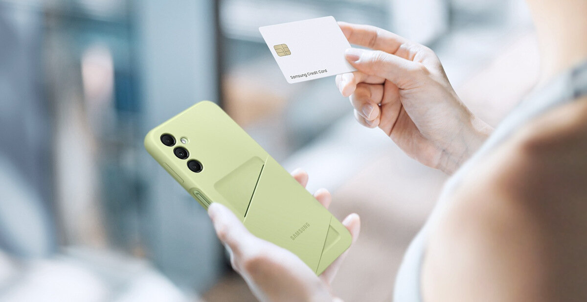 Etui Samsung Card Slot Cover A14 5G limonkowy widok od tyłu na smartfon i kartę kredytową