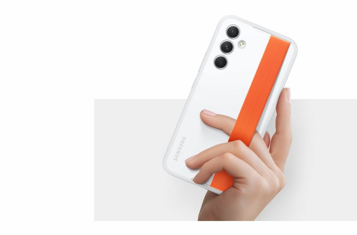 Etui Samsung Slim Strap Cover EF-XA546CW białe z pomarańczowym paskiem, trzymane w dłoni przez kobietę