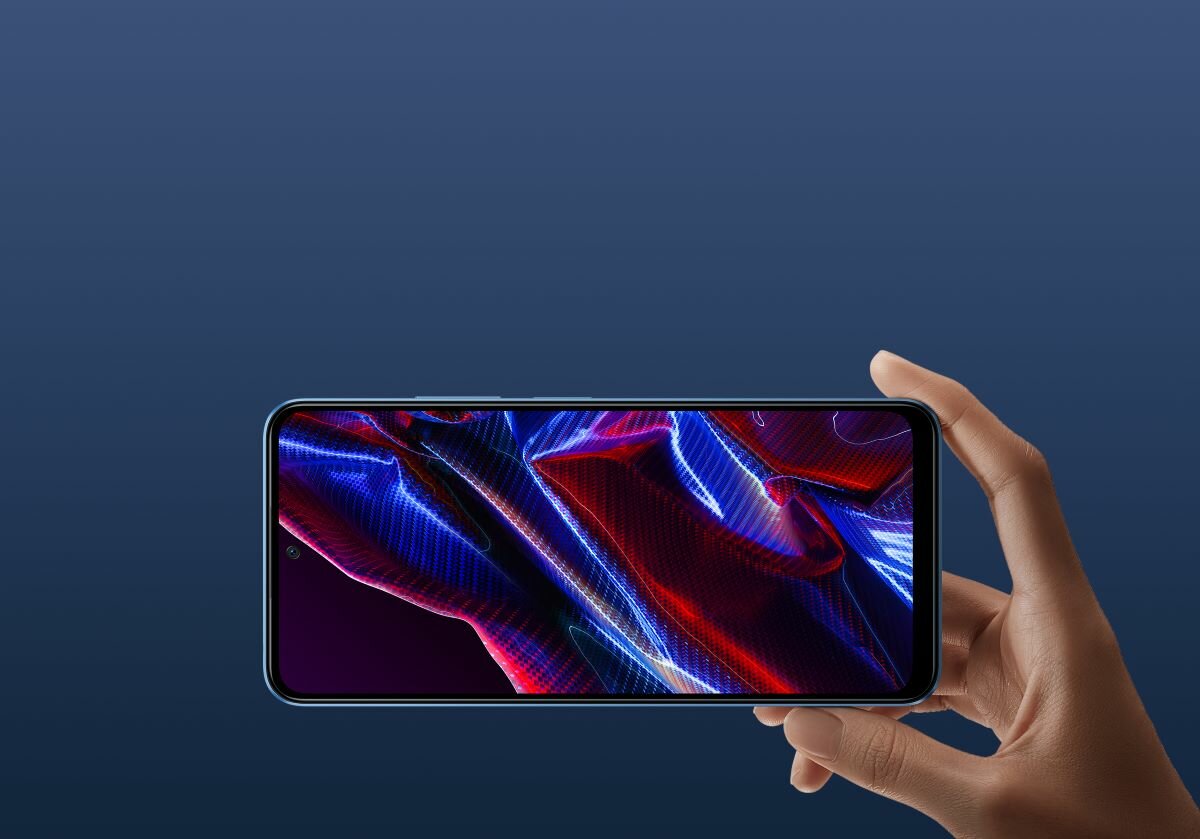 Smartfon Xiaomi POCO X5 5G 8+256GB niebieski trzymany w dołoni z widokiem wyświetlacza