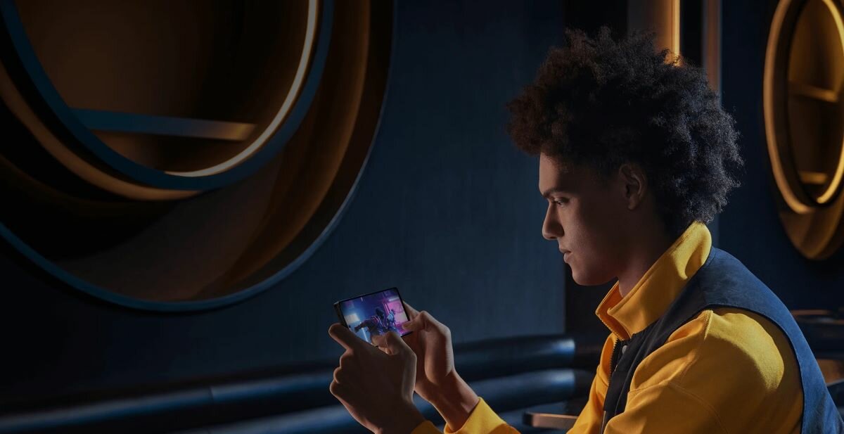 Smartfon Xiaomi Poco X5 Pro 5G 8/256 niebieski mężczyzna ogląda film na smartfonie