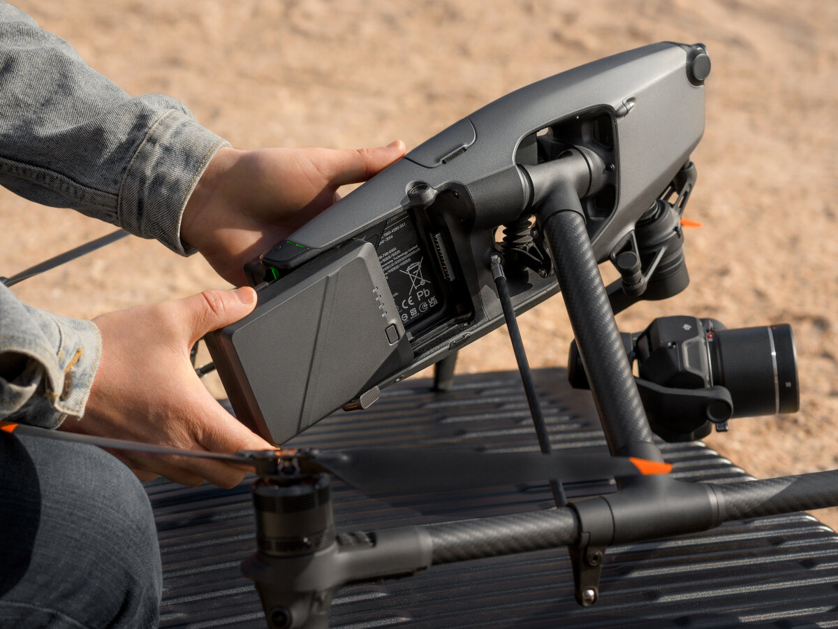 Dron DJI Inspire 3 94 km/h mężczyzna wyknujący akumulator z drona